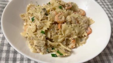 Kelebek şeklinde fırında makarna ve haşlanmış karides kuyruğu.