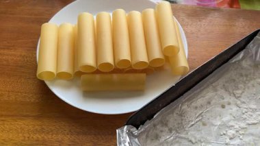 Çiğ ve içi et dolu cannelloni makarnası ile doldurulmuş.