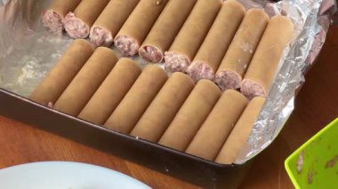 Çiğ et ile doldurulmuş cannelloni makarna, yakın plan.