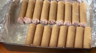 Çiğ et ile doldurulmuş cannelloni makarna, üst manzara