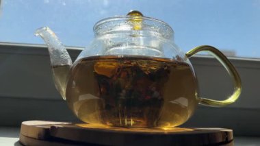 Cam çaydanlık. Pencere kenarında demlenmiş siyah çay.