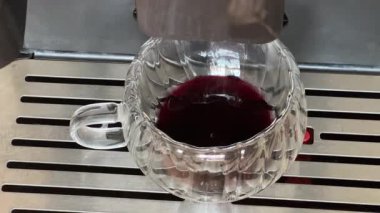 Kahve makinesiyle kahve yapmak, cam bardakta şerbetli.