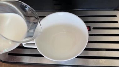 Kahveyi takip etmek için sürahiden fincana dolduruyorum.