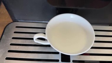 Sütlü kahve makinesiyle demlenmiş kahve.