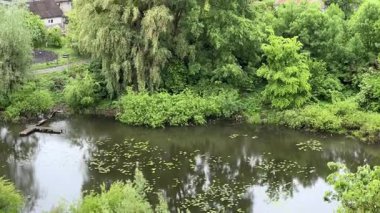 İlçe kasabasındaki ahşap kilise bahar aylarında bulutlu.
