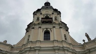 Barok Kutsal Üçleme Kilisesi 'nin ana cephesi Mykulyntsi, Ukrayna