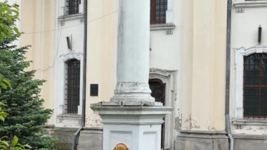 Meryem Ana heykelinin bulunduğu sütun Meryem Ana 'nın Meryem Ana Kilisesi' ne yakın.