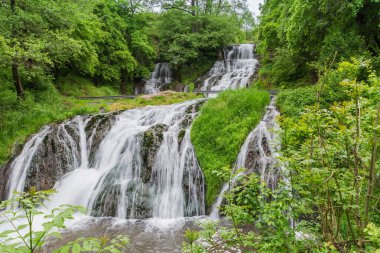Dzhurynskyi 'nin üst ve alt şelaleleri, ya da Dzhuryn nehri üzerindeki Chervonohorodskyi şelalesi bahar bulutlu gününde, Ukrayna, uzun vadede alt manzara