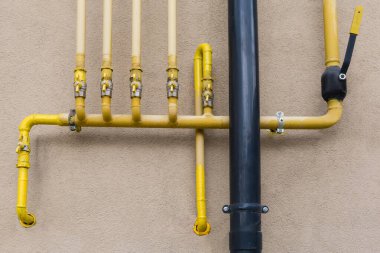 Binanın dış duvarına farklı top kapakçıkları takılmış gaz tüketicileri için ana gaz dağıtım sistemi