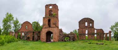 Tuğla kapı kulesi harabeleri, savunma duvarları ve 15. yüzyılın Koret Kalesi, Ukrayna 'nın diğer yapıları. Bahar yağmurlu günlerinde avlu tarafından panoramik manzara