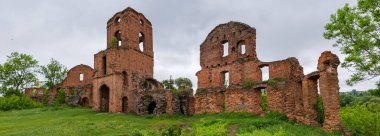 Tuğla kapı kulesi harabeleri, savunma duvarları ve 15. yüzyılın Koret Kalesi, Ukrayna 'nın diğer yapıları. Yağmurlu bir günde avlu tarafından geniş panoramik manzara