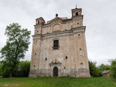 18. yüzyılda Ukrayna 'nın Velyki Mezhyrichi köyündeki bulutlu bir günde, kısmen harap olmuş Aziz Anthony Barok Kilisesi' nin ana cephesi.
