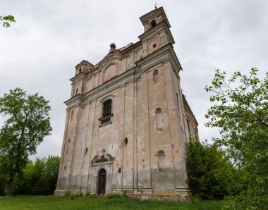 18. yüzyılda Ukrayna 'nın Velyki Mezhyrichi köyündeki bulutlu bir günde kısmen harap olmuş Barok Kilisesi' nden terk edilmiş.