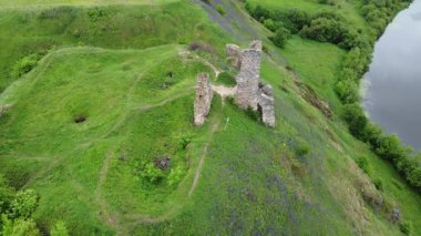 Ortaçağ Hubkiv Kalesi dik nehir kıyısında, Ukrayna 'da, hava manzaralı