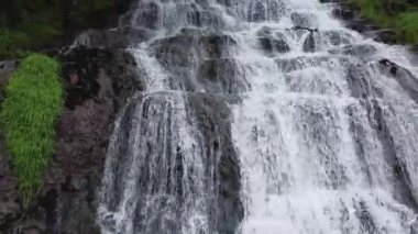 İlkbahar bulutlu gününde Dzhuryn nehrinde çağlayan şelale, Ukrayna
