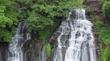 Dzhurynskyi şelalesinin üst kısmı bulutlu bir günde, Ukrayna