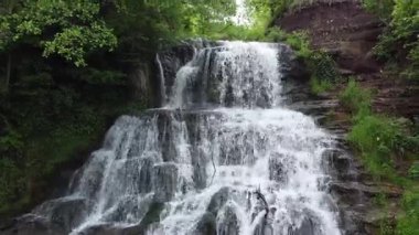 Dzhurynskyi şelalesinin üst kısmı bulutlu bir günde, Ukrayna