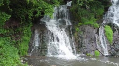 Dzhuryn nehri üzerindeki şelale bulutlu bir günde, Ukrayna, hava manzarası