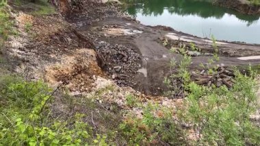 Bulutlu bir günde kısmen su altında kalmış bazalt taş ocağının genel görünümü