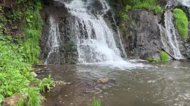 Bulutlu bir günde Dzhurynskyi Şelalesi 'nin bir kolu, Ukrayna