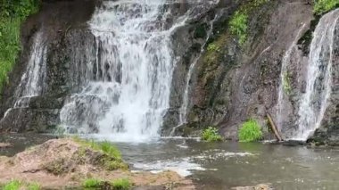 Bulutlu bir günde Dzhurynskyi Şelalesi 'nin bir kolu, Ukrayna