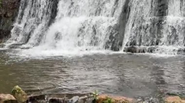 Bulutlu bir günde Dzhurynskyi Şelalesi 'nin bir kolu, Ukrayna