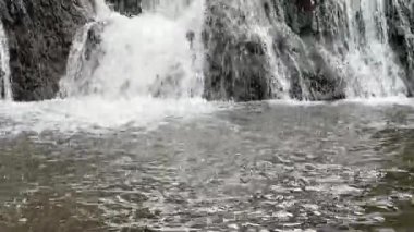 Dzhurynskyi şelalesinin iki şelalesi bahar bulutlu gününde, Ukrayna