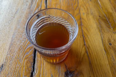 Ukrayna mutfağında eski bir meşe ağacının üzerindeki camda Uzvar olarak bilinen kurutulmuş meyve ve dutlardan yapılan soğuk tatlı içecek.