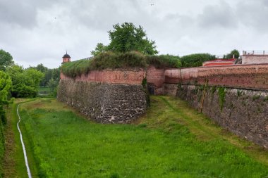 Kule, perde duvarı ve 16. yüzyılın başlarında Ukrayna 'nın bulutlu bir gününde Dubno Kalesi' nin derin hendeklerinden biri.