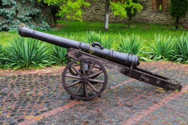 Yağmurlu bir günde, eski bir kale bölgesindeki iki tekerlekli taşıma aracında orta çağ tarlası namlusu doldurma topu.