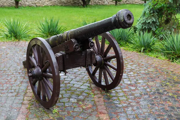 Yağmurlu bir günde, eski bir kale bölgesindeki iki tekerlekli taşıma aracında orta çağ tarlası namlusu doldurma topu.