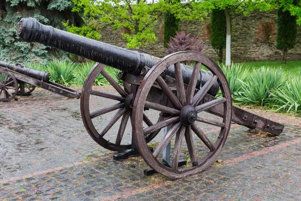 Yağmurlu bir günde, eski bir kale bölgesindeki iki tekerlekli taşıma aracında orta çağ tarlası namlusu doldurma topu.