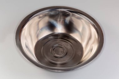 Boş, yuvarlak, paslanmaz çelik mutfak kasesi.