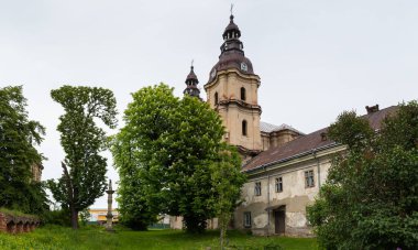 Bernardine Manastırı 'nı 18. yüzyılın Barok St. Anthony Kilisesi ile Hvizdets, Ukrayna' da harap etti.