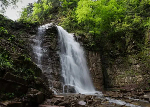 Maniava şelalesi, Ukrayna Karpatları 'nın bahar aylarında katmanlı kaya yapısı ile sarp bir uçurumdan düşüyor.