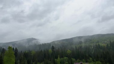 Dağlık alan ve bulutlu gökyüzü Yağmurlu bir sabah, hızlandırılmış