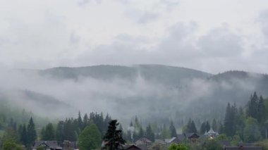 Dağ sıraları ve bulutlu gökyüzü Yağmurlu bir sabah, zaman atlaması