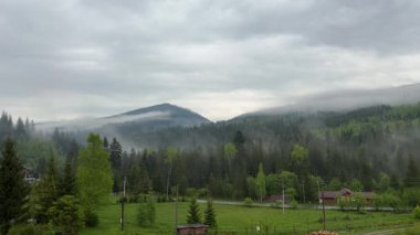 Dağ sıraları ve bulutlu gökyüzü Yağmurlu bir sabah, zaman atlaması