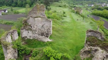 Ortaçağ Şatosu, Ukrayna 'nın kuzeyindeki harap olmuş Sydoriv Kalesi.
