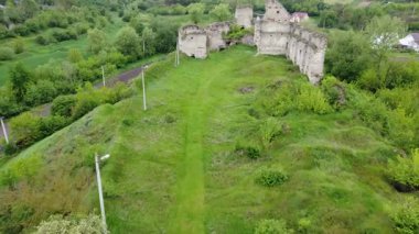 Harap olmuş Ortaçağ Sydoriv Kalesi, Ukrayna, hava manzaralı