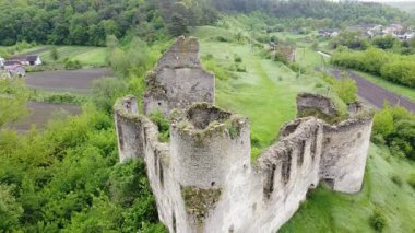 Ortaçağ Şatosu, Ukrayna 'nın kuzeyindeki harap olmuş Sydoriv Kalesi.