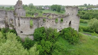 Ortaçağ Şatosu, Ukrayna 'nın kuzeyindeki harap olmuş Sydoriv Kalesi.