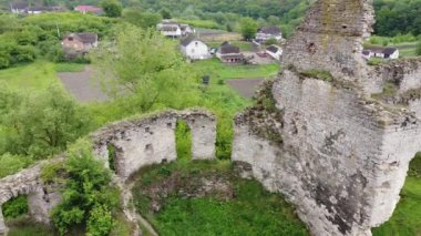 Ortaçağ Şatosu, Ukrayna 'nın kuzeyindeki harap olmuş Sydoriv Kalesi.