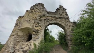 Ortaçağ Sydoriv Kalesi, Ukrayna 'nın güney taş kulesi hasar gördü