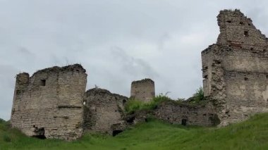 Ortaçağ Sydoriv Kalesi, Ukrayna 'nın harap olmuş taş savunma yapıları