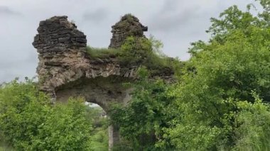 Ortaçağ Sydoriv Şatosu, Ukrayna 'nın harap olmuş güney taş kapı kulesi