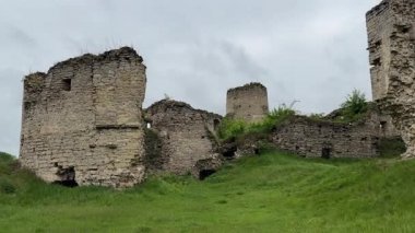 Ortaçağ Sydoriv Kalesi, Ukrayna 'nın harap olmuş taş savunma yapıları