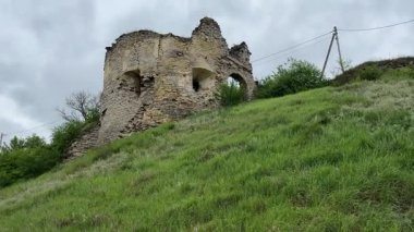 Ukrayna 'daki Ortaçağ Sydoriv Kalesi' nin hasarlı kapısı.