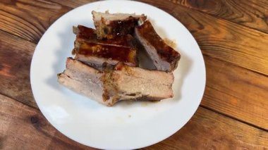 Kırsal bir masada dilimlenmiş domuz pirzolası.