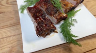 Kırsal masada dilimlenmiş domuz pirzolası porsiyonu.